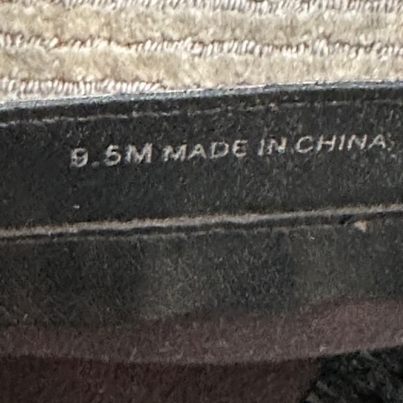 Black patent leather ankle boots, side zipper openings - Picture 4 of 4